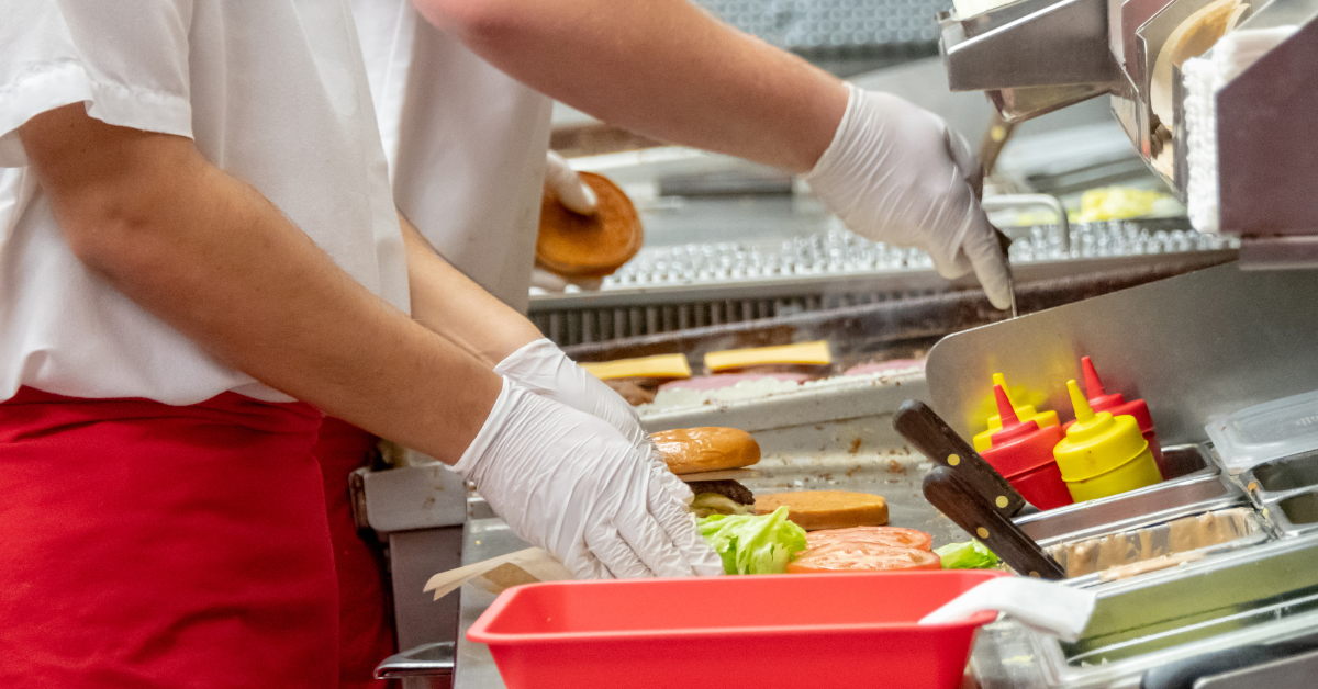 Aumenta el salario mínimo de los trabajadores de comida rápida en California: Aquí los detalles.