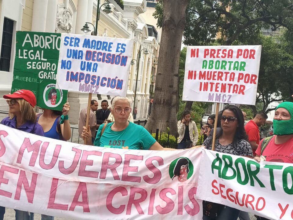 Exigen aborto legal