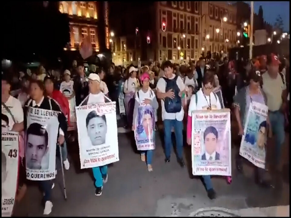 Marchan en la Ciudad de México a 9 años de la desaparición de los 43 estudiantes de Ayotzinapa
