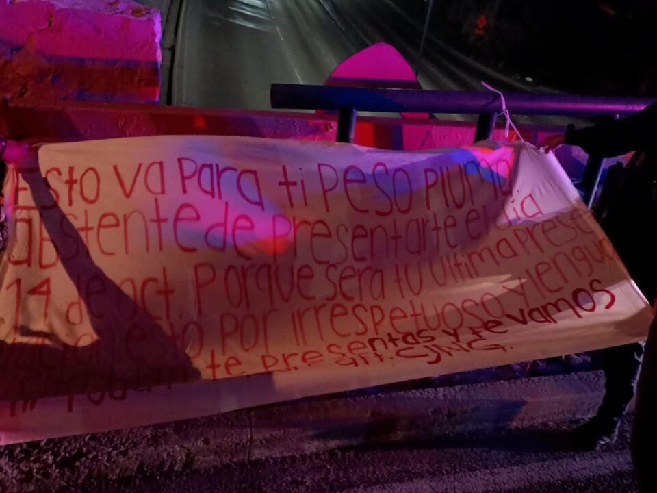 Dejan tres narcomantas para Peso Pluma, lo amenazan si se presenta en Tijuana