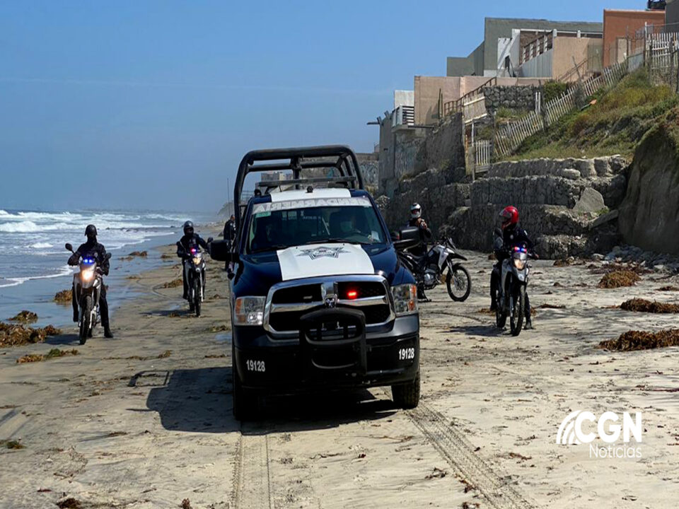 Montan operativo tras cruce de migrantes en Playas de Tijuana