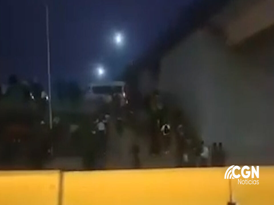Intentan cruce ilegal masivo migrantes en Tijuana por la zona de la garita \"El Chaparral\"