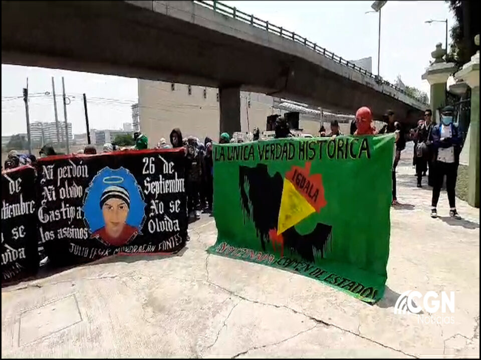 A 9 años de las desaparición de los normalistas, familiares realizan plantón frente a campo militar de la CDMX