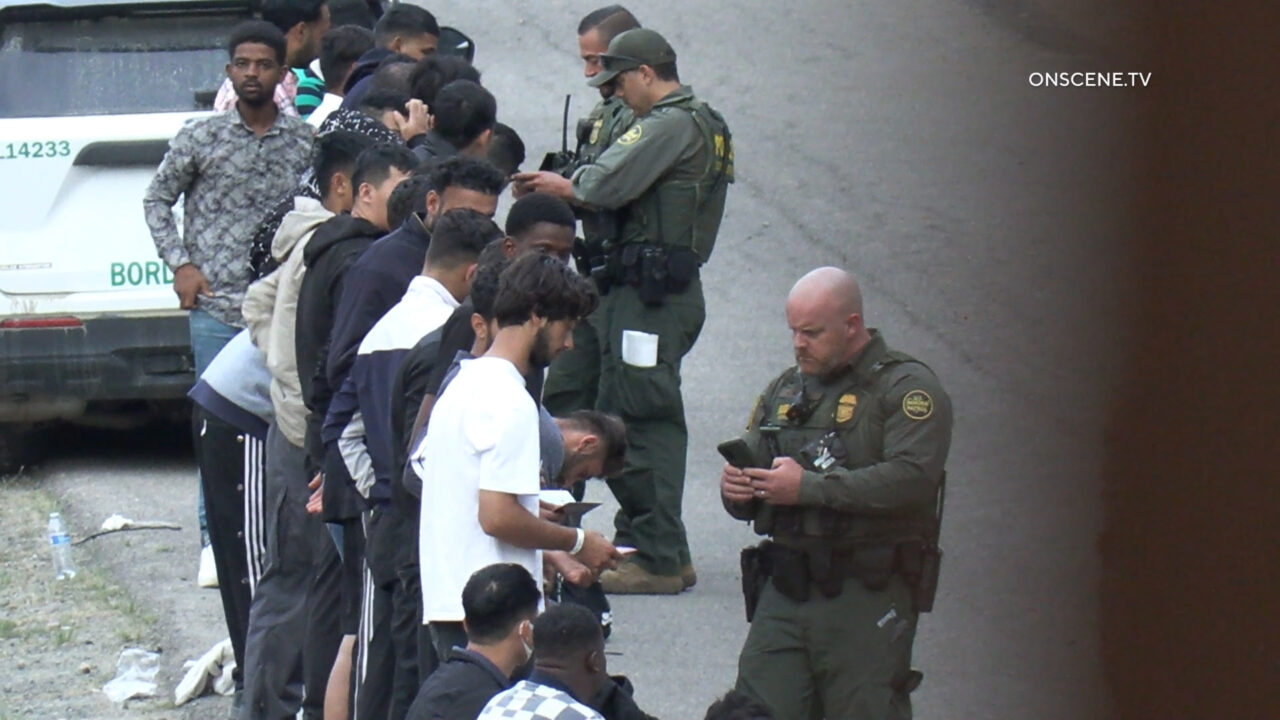 Crisis humanitaria por los miles de migrantes abandonados en el Condado de San Diego