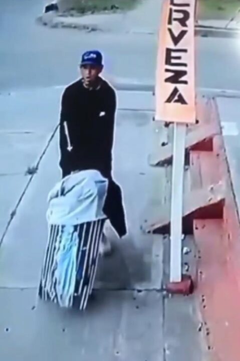 Hombre asesinó a su vecina y trasladó el cuerpo en un carrito de mercado por las calles