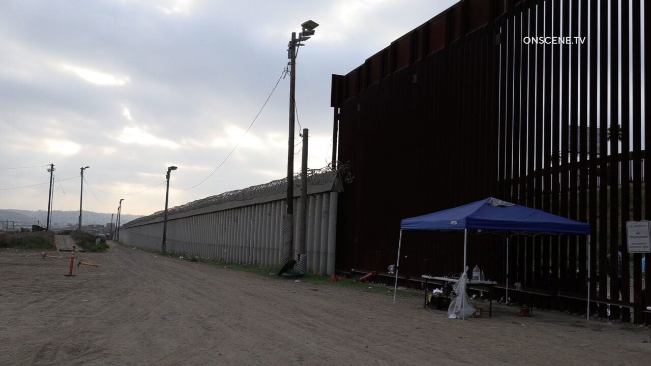 Muere migrante al caer del muro.