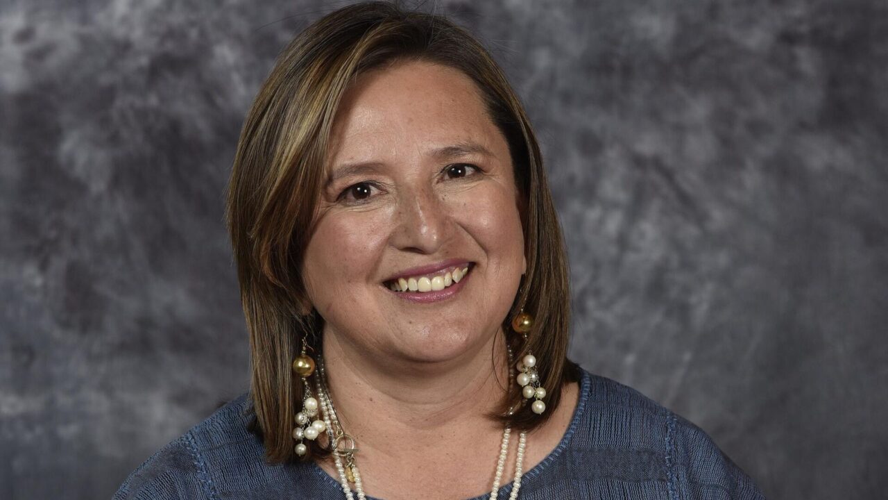 Xóchitl Gálvez presenta documentación ante UNAM