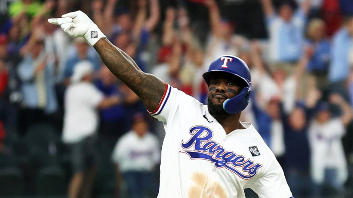 El cubano Adolis García aplicó el Walk Off en el inicio de la Serie Mundial