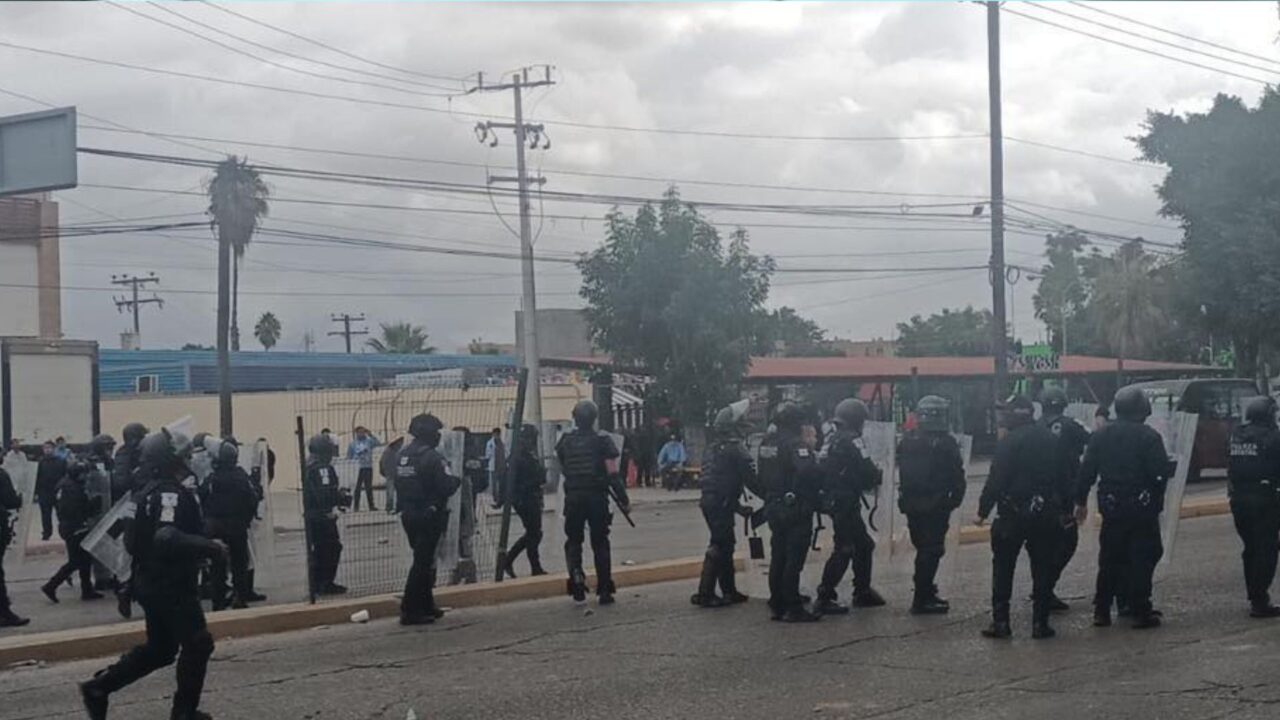 Acusan taxistas rojo y negro que agentes e infiltrados del gobierno desataron la violencia