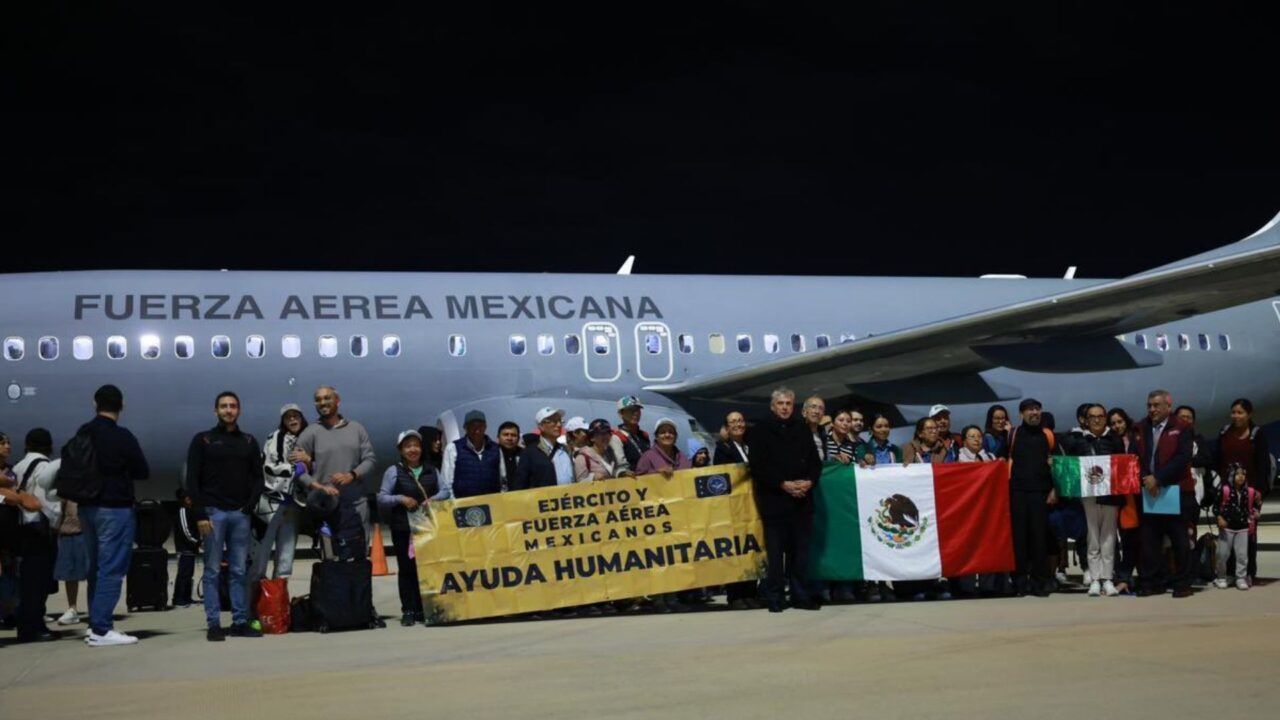 Arriban dos vuelos con mexicanos rescatados de Israel