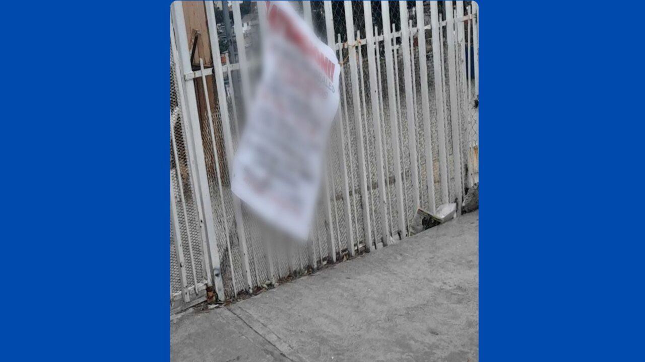 Cuelgan “narcomantas” en escuelas primarias: padres temen llevar a sus hijos a la escuela