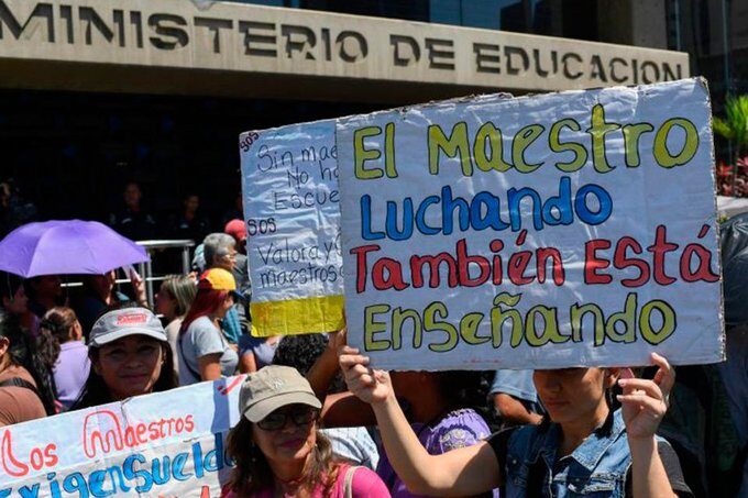 Vuelven las clases a Venezuela en medio de protestas de maestros