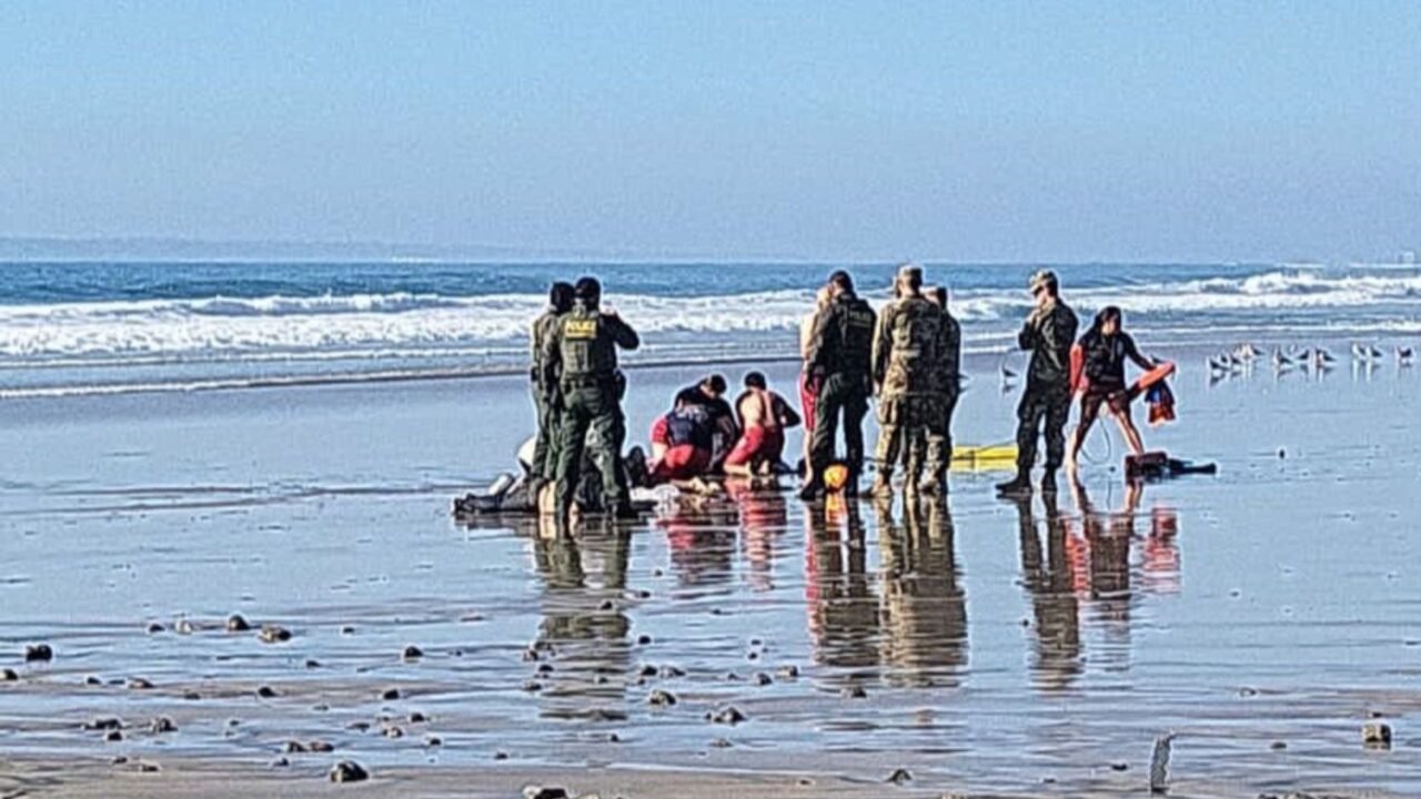 VIDEO: Rescatan a 9 migrantes del mar; incluido un niño