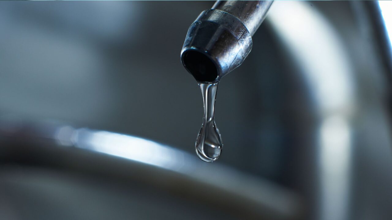 Reportan colonias de Tijuana sin agua por reparación de fuga 