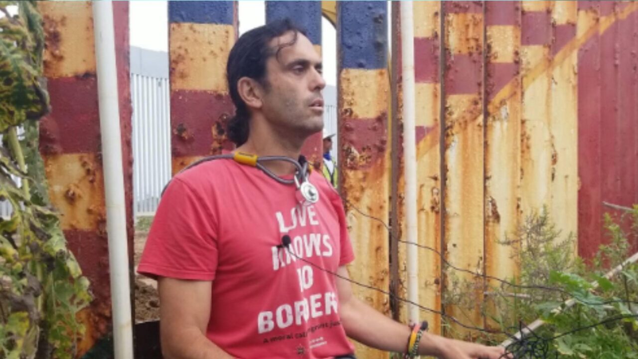 5 se encadenan al muro fronterizo de Playas de Tijuana 