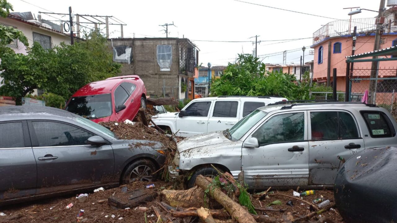 Comparten números para buscar a estadounidenses varados por huracán Otis 