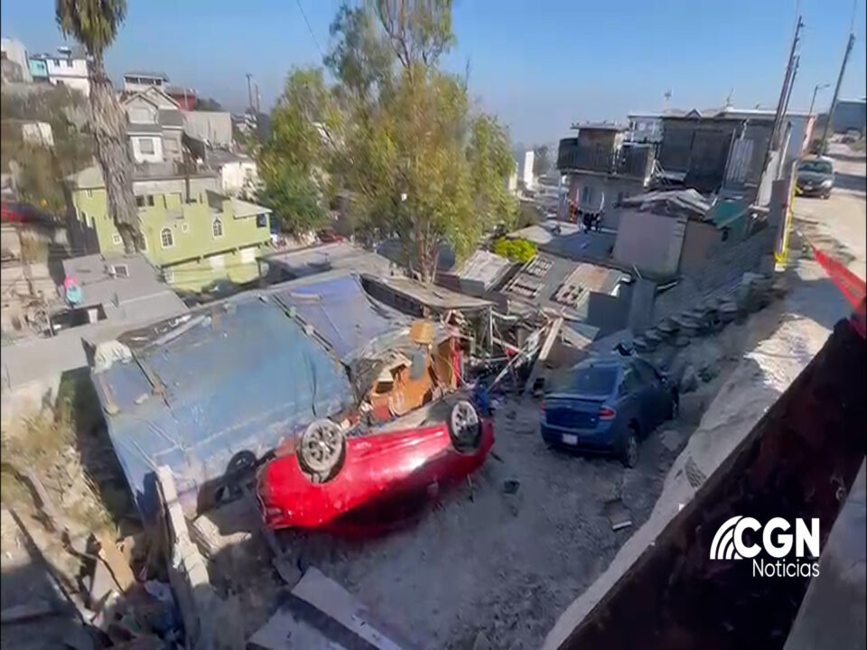 Niño y madre quedan atrapados en deslave de cerro en Tijuana