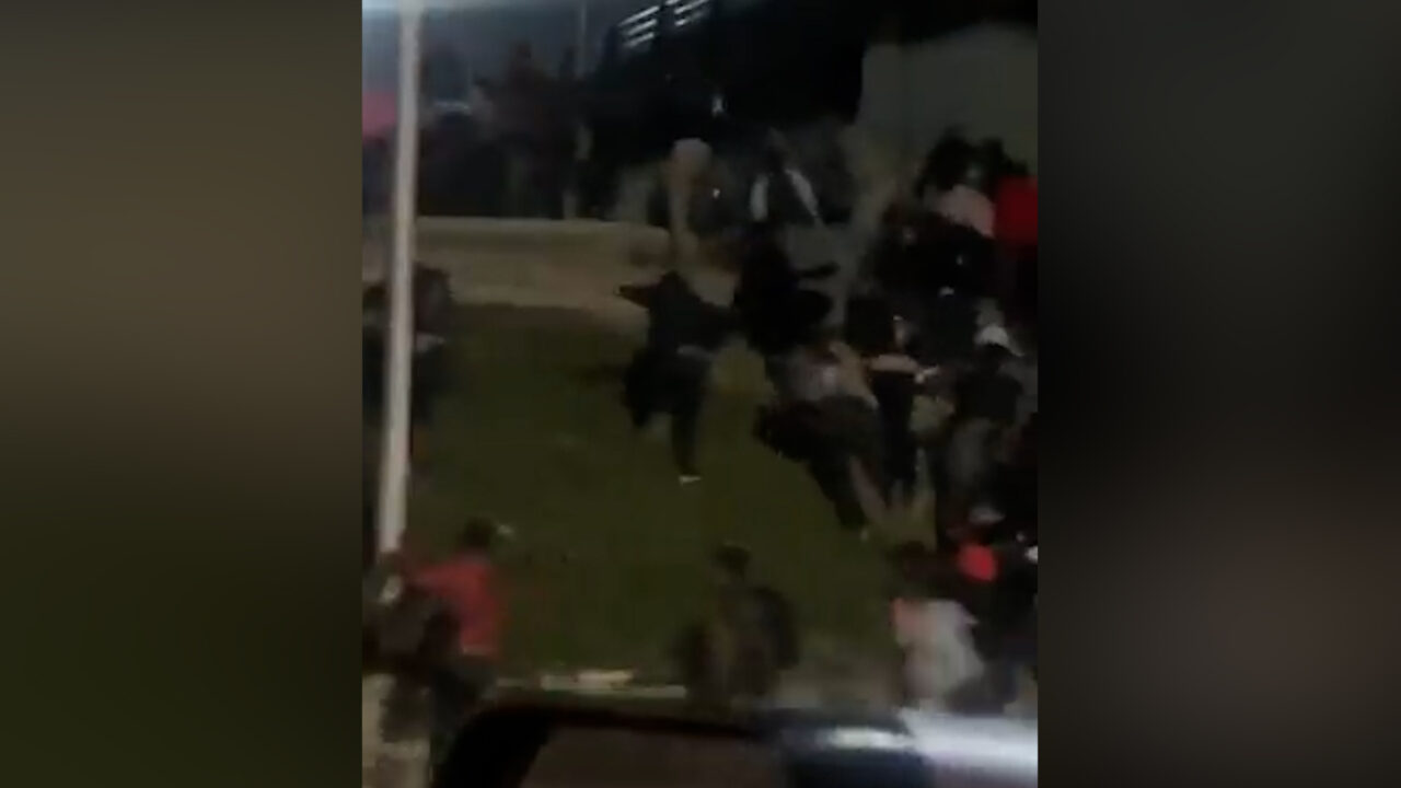 ¡Estampida de migrantes en Tijuana!