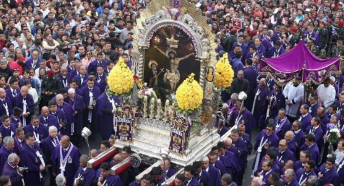 Señor de los Milagros sale en procesión y llegará a la Plaza Mayor de Lima