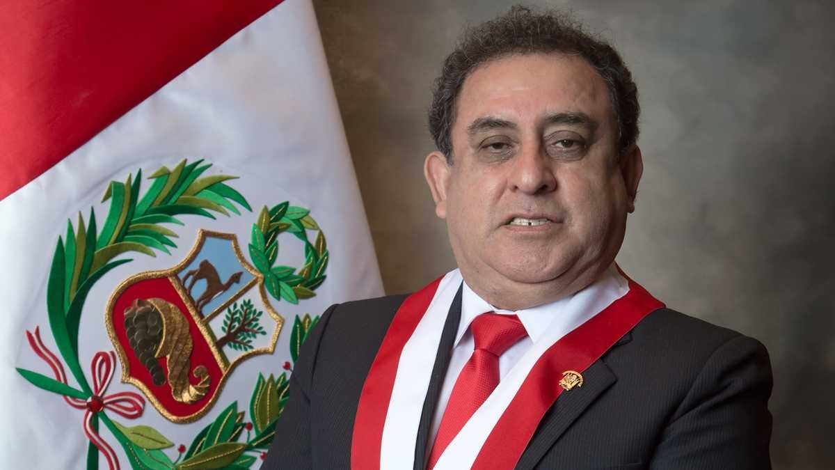 Congresista de Podemos Perú es capturado en los exteriores del Parlamento