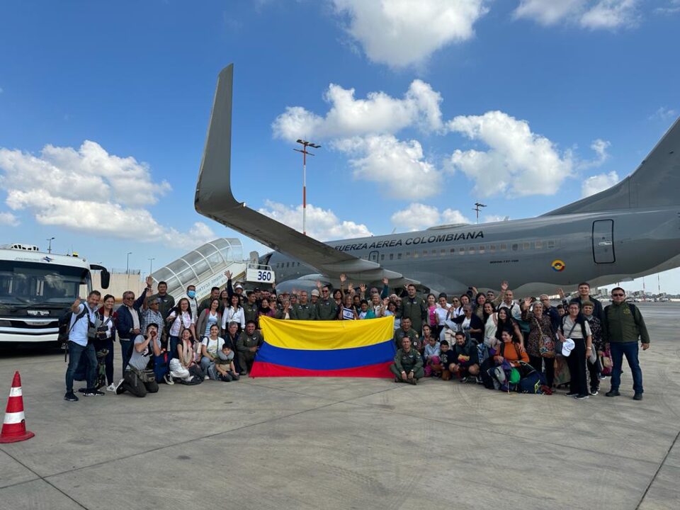 Vuelo humanitario con 110 colombianos llegó a Bogotá desde Israel
