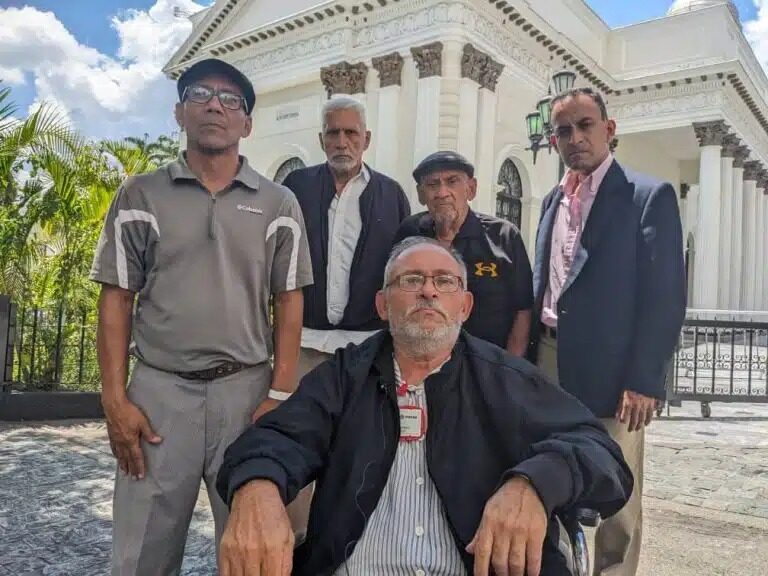 Jubilados de petróleos abandonan huelga de hambre