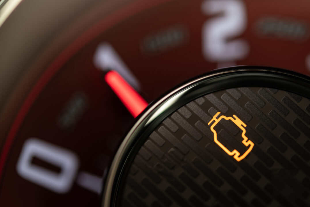 ¿Que hacer cuando se enciende la luz en el tablero de check engine en su auto?