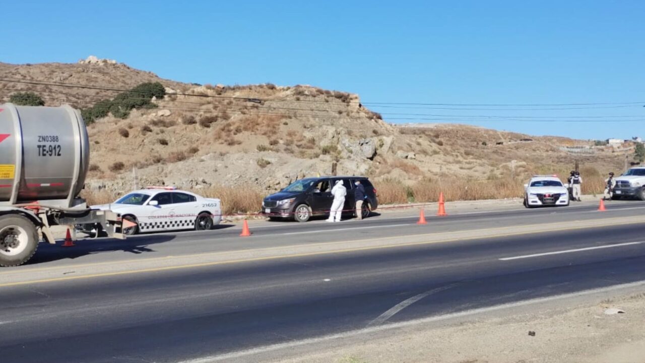 Abandonan vehículo con los cuerpos de 2 adolescentes en carretera Tijuana-Tecate