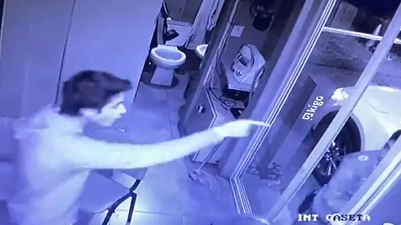 VIDEO: Captan a joven dándole golpiza a guardia; es alumno de la Anáhuac 