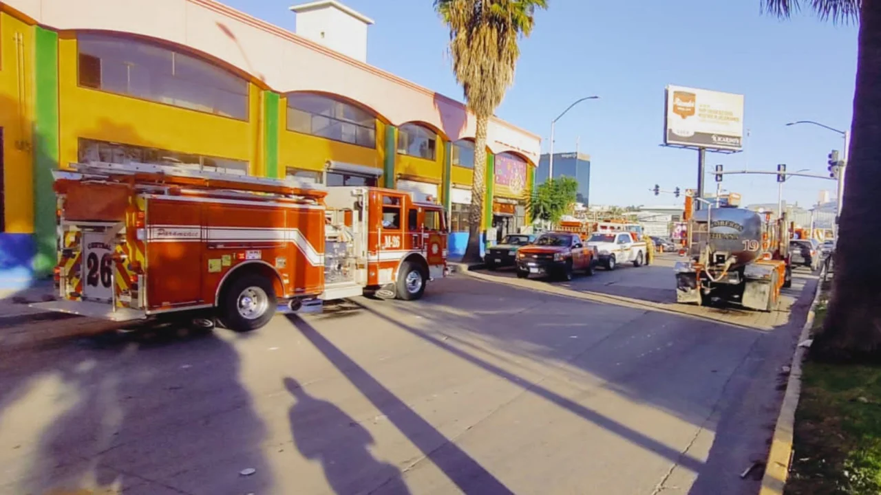 Cierran bulevar frente a Mercado Hidalgo de Tijuana por reacción química