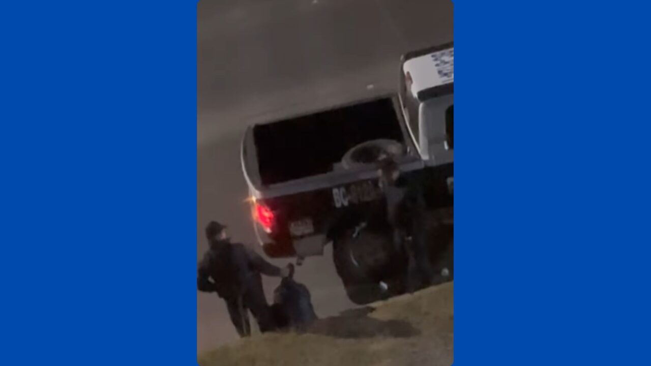 Suspenden a policías de Tijuana tras video viral en que disparan a hombre