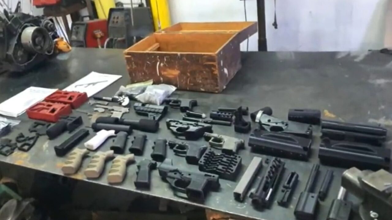 Detienen a hombre que fabricaba armas de fuego con una impresora 3D en Tecate