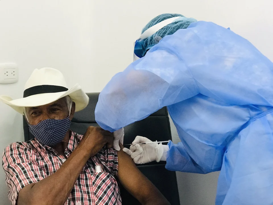 “Los colombianos fuimos un experimento”: ministro de salud sobre vacunas contra el covid-19 