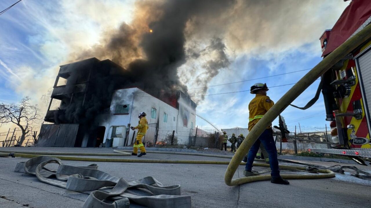 Siguen los incendios en Tijuana, llamas alcanzan 5 viviendas en la colonia Emperadores