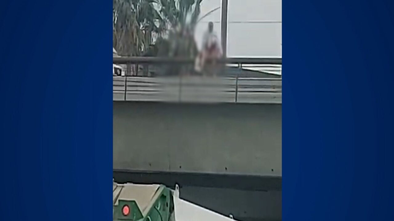 VIDEO: Hombre muere tras lanzarse desde puente de la 5 y 10 en Tijuana
