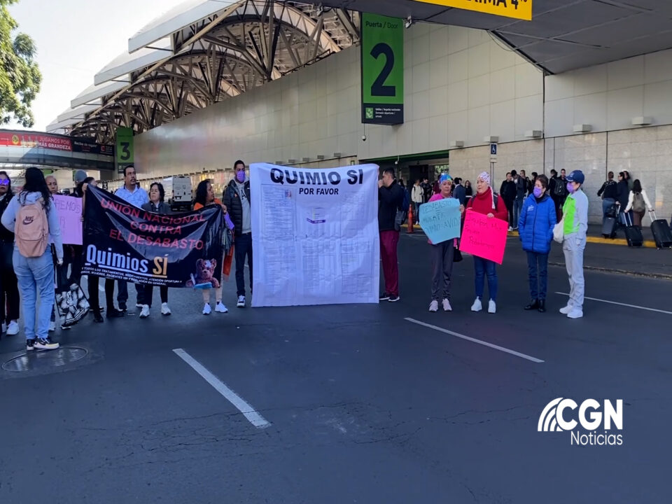 Pacientes oncológicos bloquearon por 8 horas el Aeropuerto Internacional de la Ciudad de México para denunciar desabasto de tratamientos