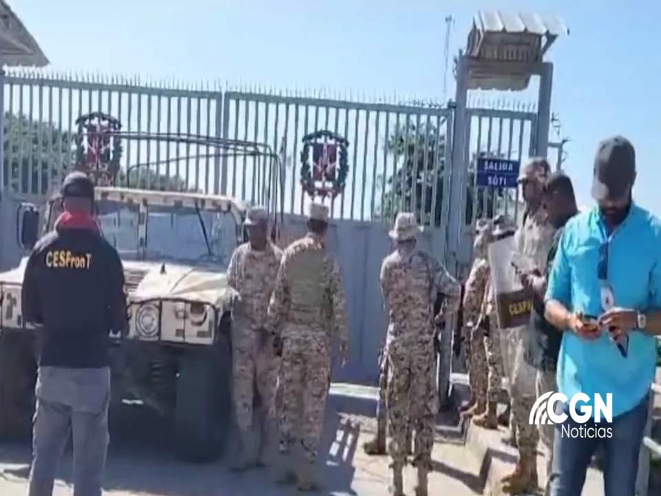 Desesperación de comerciantes, provoca que Haitianos rompan candados en la frontera