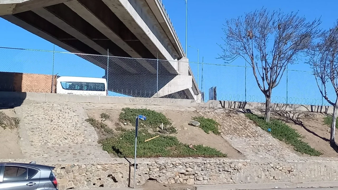 Malla colocada en canalización es por obras, pero podría detener cruce de migrantes
