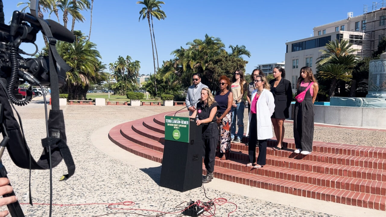 Acusan a centros de embarazo de utilizar tácticas engañosas para influir en las decisiones de las mujeres sobre el aborto.