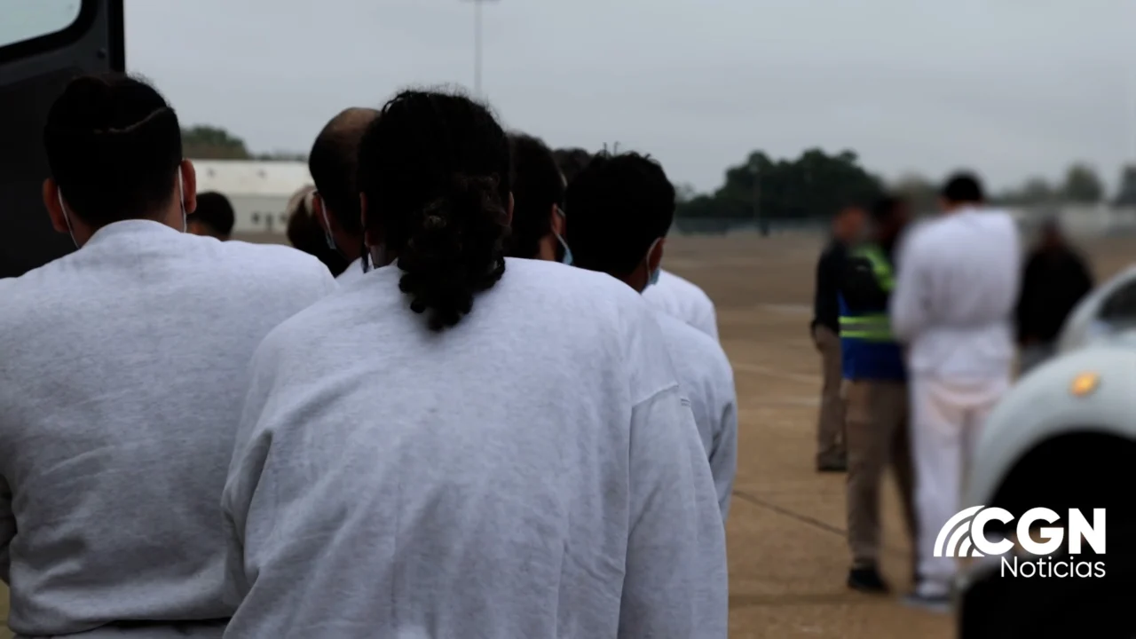 Vuelos directos para expulsar migrantes continúan: Departamento de Seguridad.