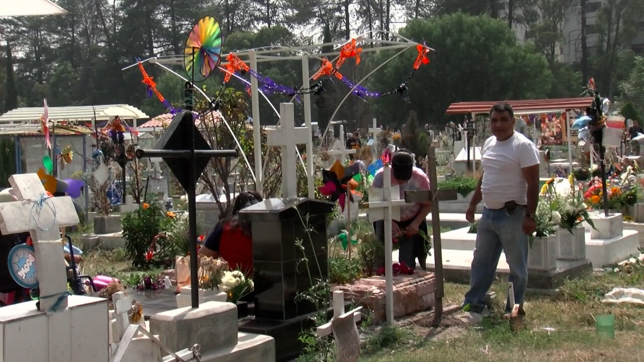 Día de Muertos: Mexicanos acuden a los panteones a visitar a sus familiares