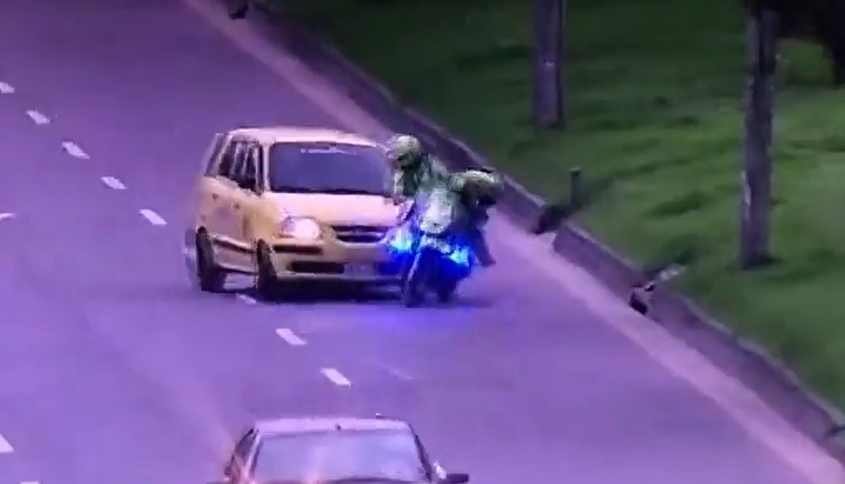 Taxista atropelló a policía de tránsito