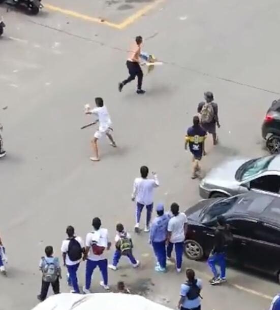 Con machetes se enfrentan estudiantes de Colegio