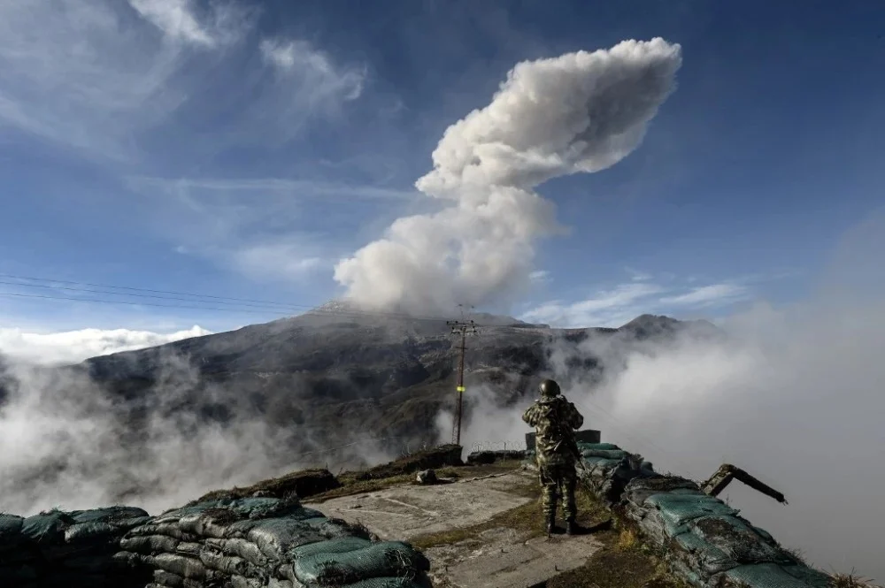 Volcán Nevado del Ruiz emitió ceniza que superó mil 300 metros de altura en Colombia