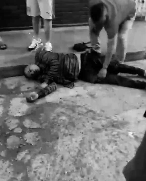 Ladrón fue golpeado brutalmente por comunidad luego de atracar a una mujer