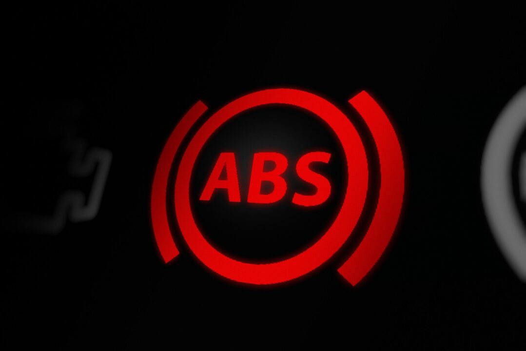  ¿Qué hacer si se enciende  la señal del  sistema de frenos antibloqueo (ABS) en el tablero de tu auto?