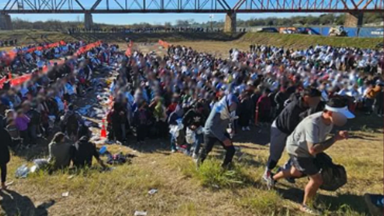 Crisis migratoria en Eagle Pass: Cruzan 10 mil migrantes la frontera en tres días