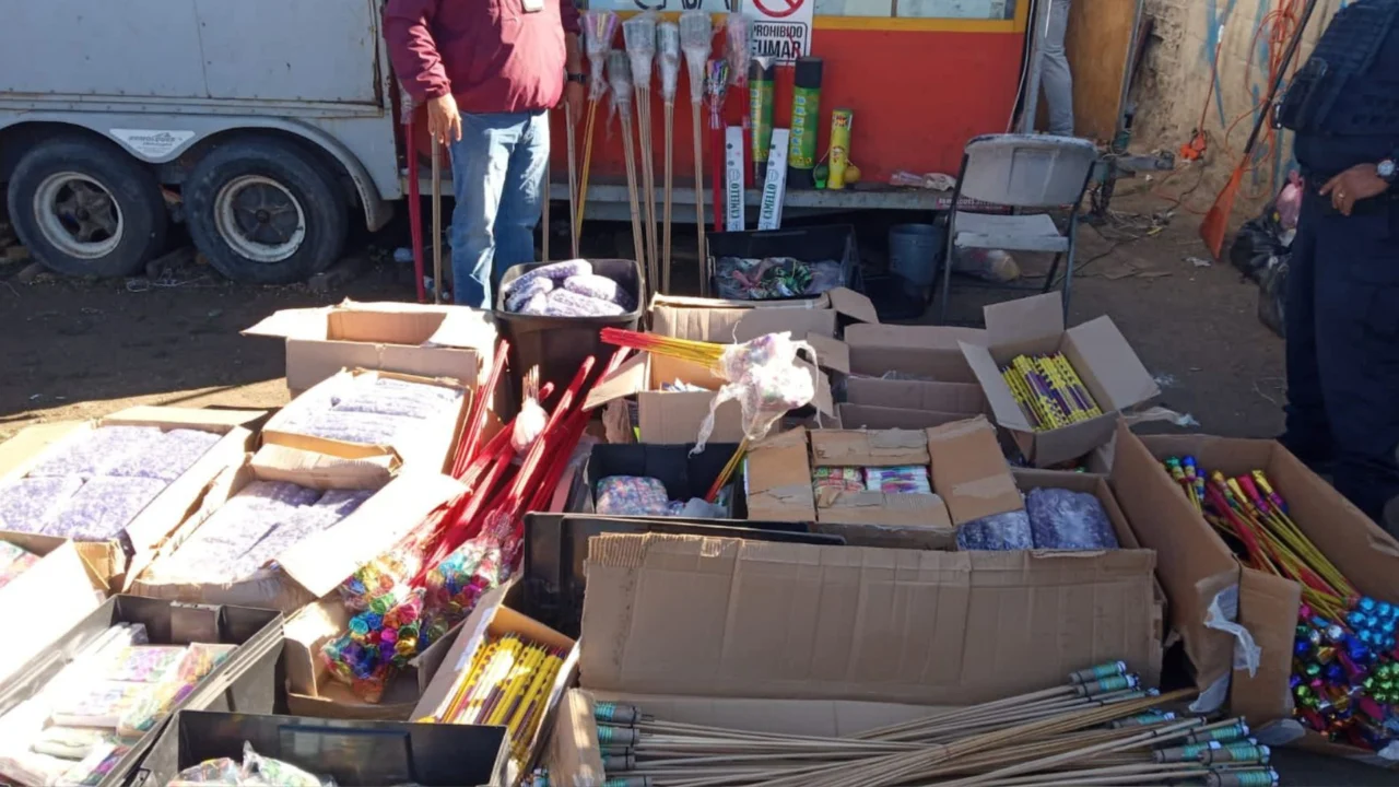 Decomisan cohetes en Tijuana; media tonelada estaba a la venta en una traila