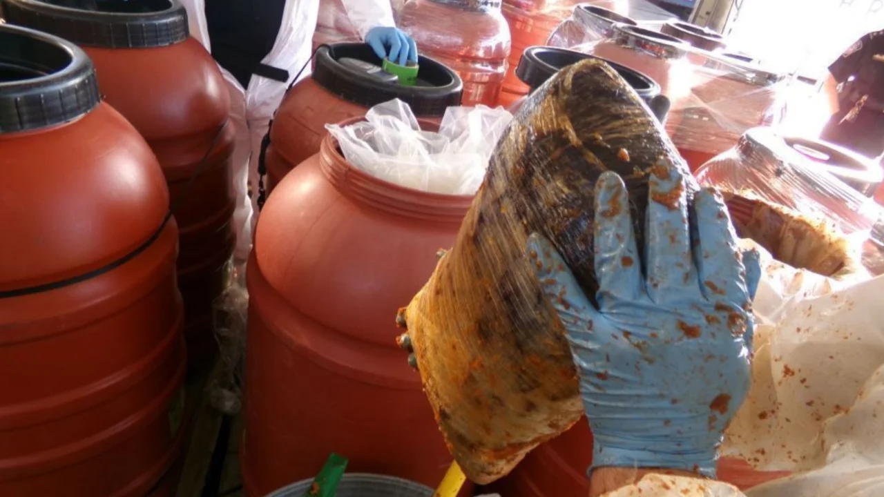 FOTOS: Decomisan droga en Otay Mesa; millonario cargamento estaba en pasta de jalapeño 