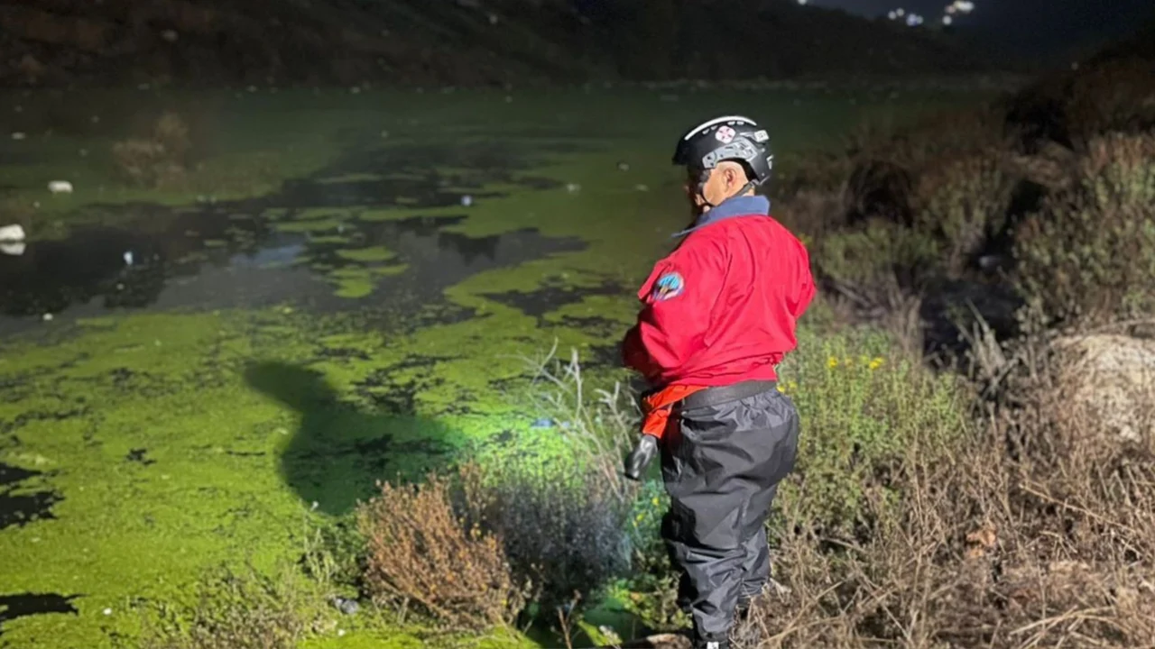 VIDEO: Mujer muere ahogada tras volcadura en bulevar 2000